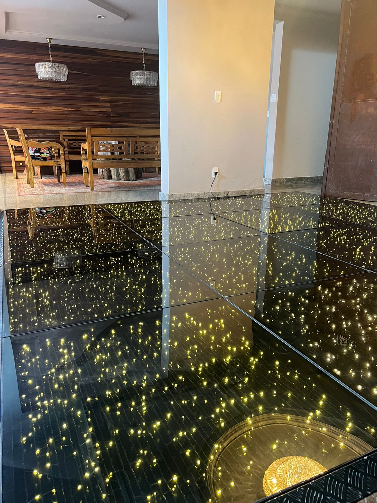 Pista de LED dourada instalada em ambiente
