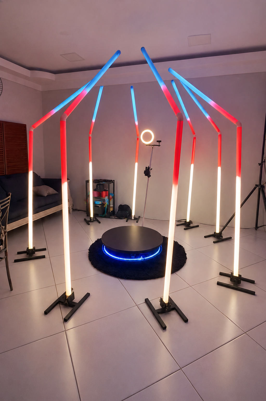 Plataforma 360° da Moove Box montada com totens de LED coloridos, ring light e base giratória iluminada